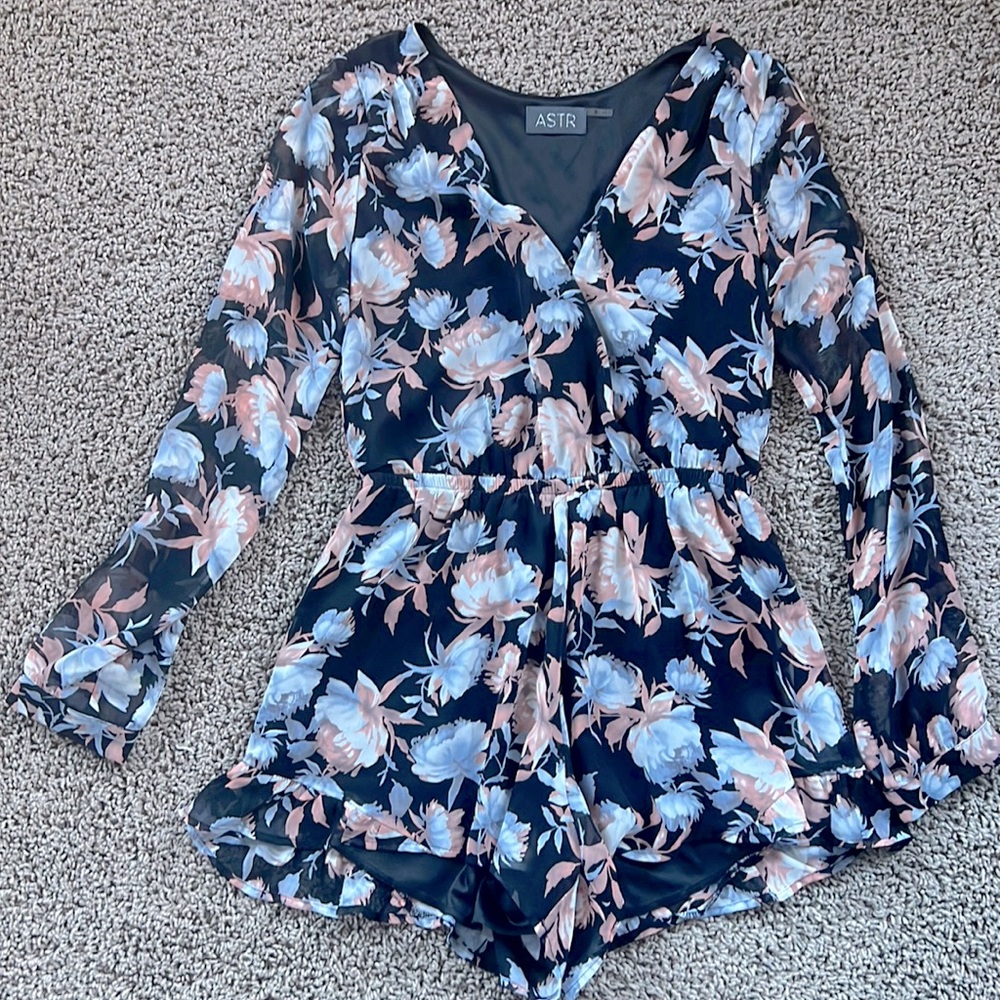 Women’s Size S Astr Floral Print Flowy Romper